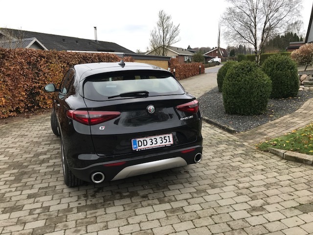 Sort Alfa Romeo Stelvio fra 2020
