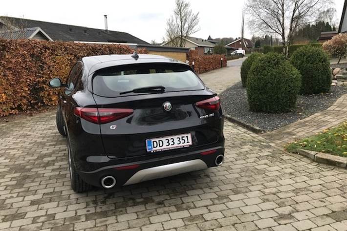 Sort Alfa Romeo Stelvio fra 2020