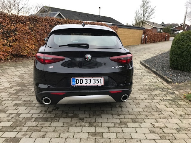 Sort Alfa Romeo Stelvio fra 2020