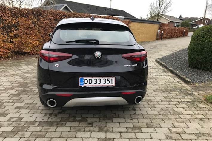 Sort Alfa Romeo Stelvio fra 2020