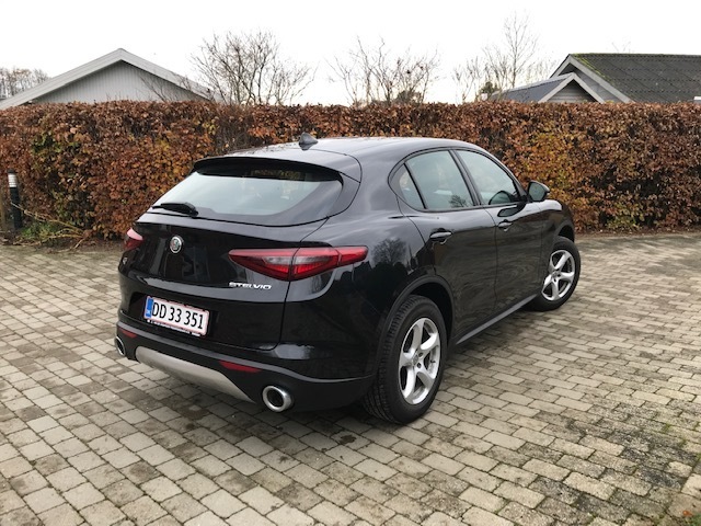 Sort Alfa Romeo Stelvio fra 2020