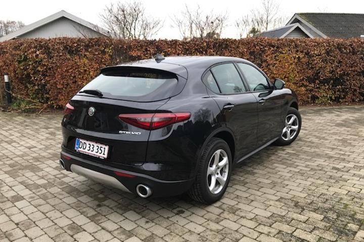 Sort Alfa Romeo Stelvio fra 2020