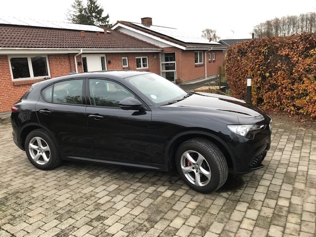 Sort Alfa Romeo Stelvio fra 2020