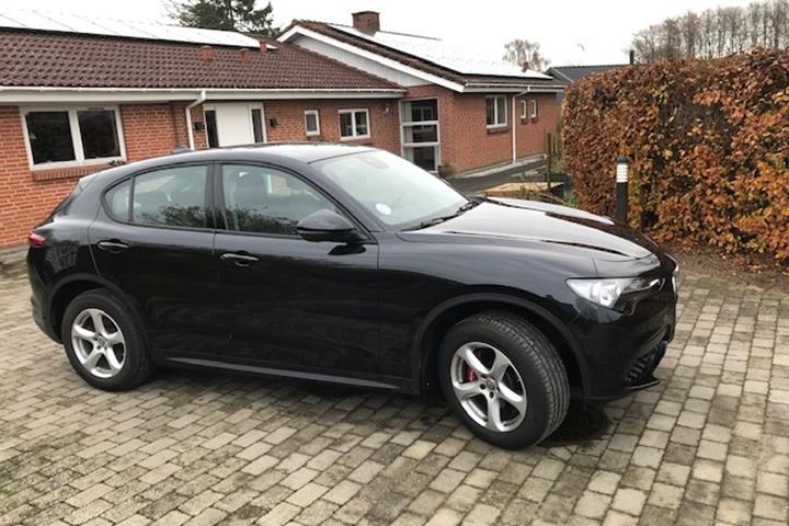 Sort Alfa Romeo Stelvio fra 2020