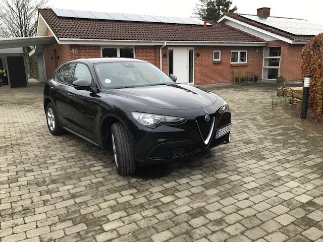 Sort Alfa Romeo Stelvio fra 2020