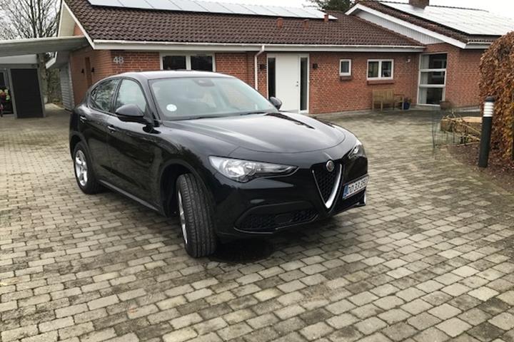 Sort Alfa Romeo Stelvio fra 2020