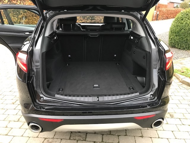 Sort Alfa Romeo Stelvio fra 2020