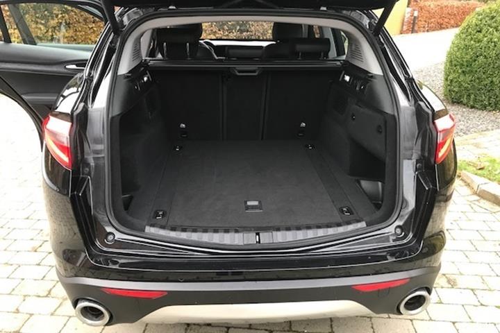 Sort Alfa Romeo Stelvio fra 2020