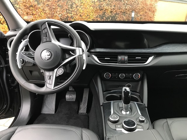 Sort Alfa Romeo Stelvio fra 2020