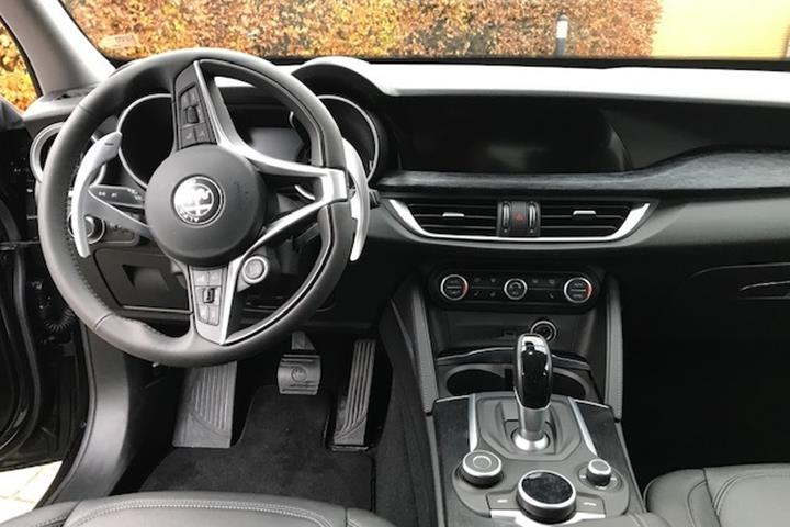 Sort Alfa Romeo Stelvio fra 2020