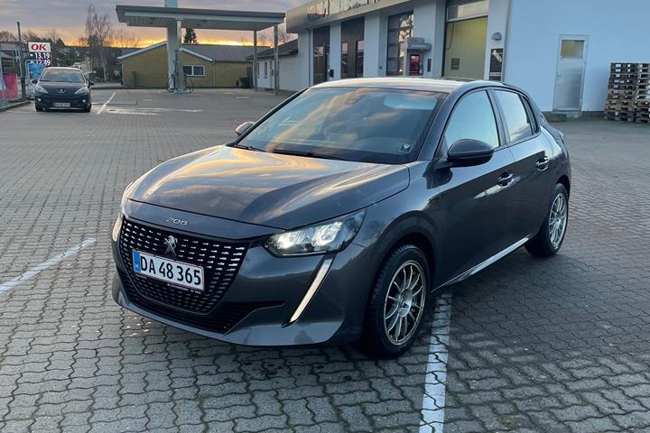 Grå Peugeot 208 fra 2021