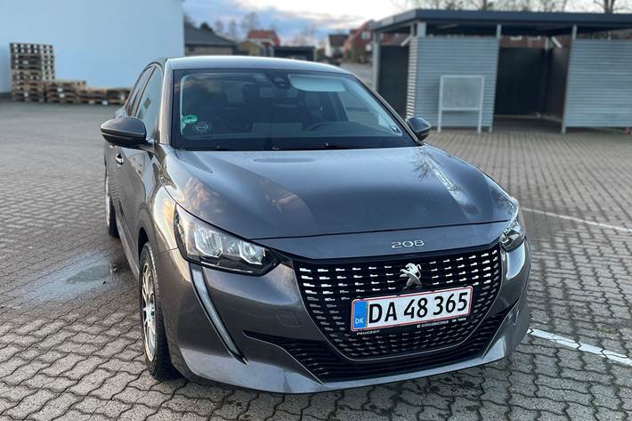Grå Peugeot 208 fra 2021