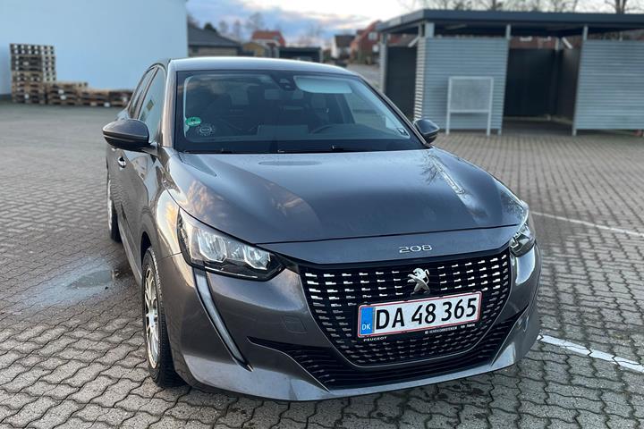 Grå Peugeot 208 fra 2021