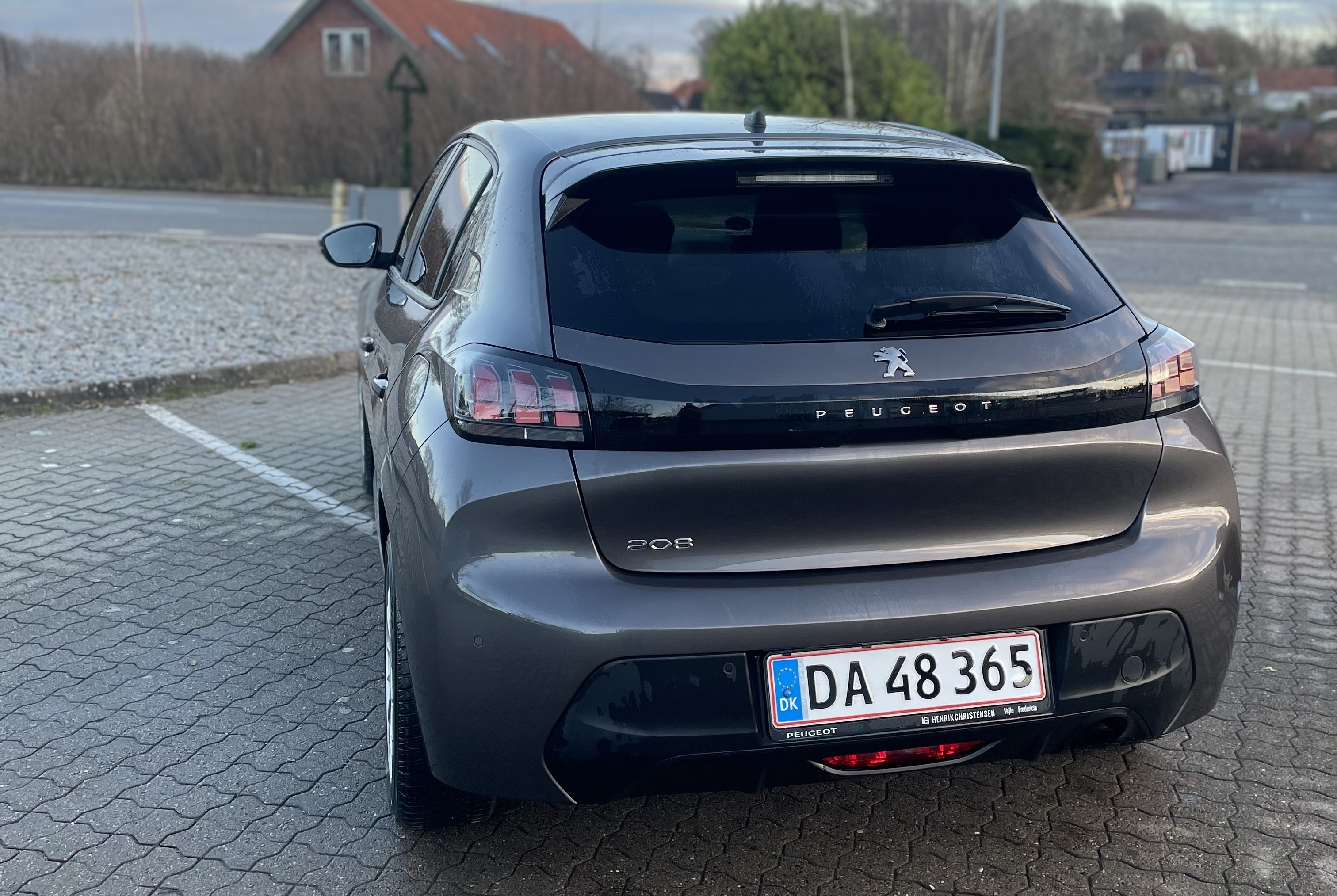 Grå Peugeot 208 fra 2021
