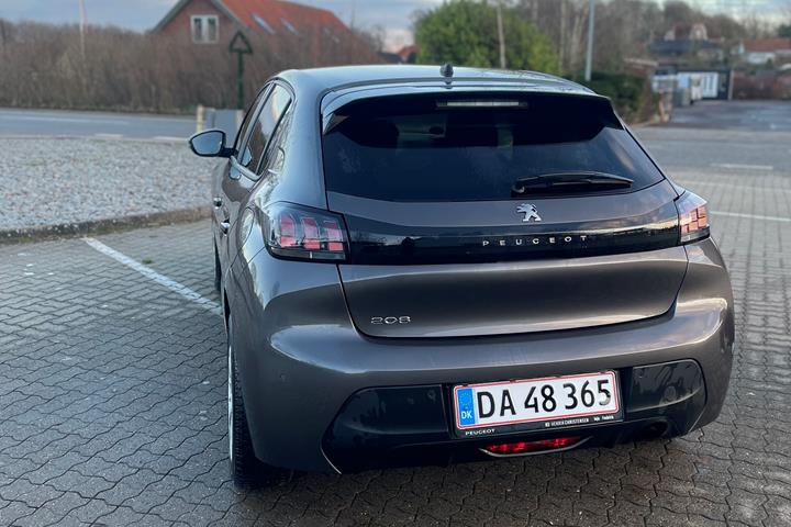Grå Peugeot 208 fra 2021