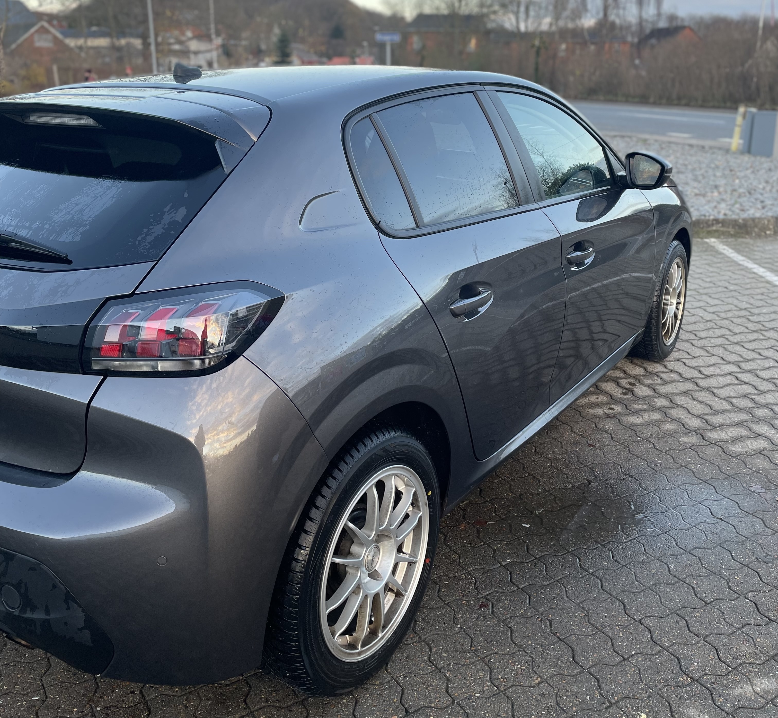Grå Peugeot 208 fra 2021