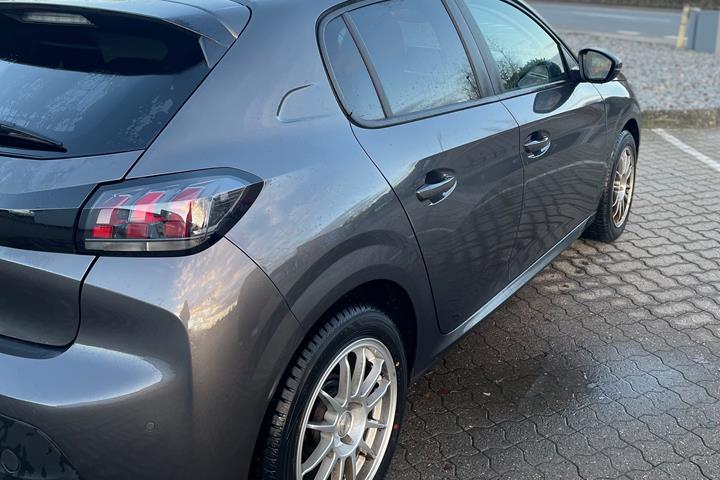 Grå Peugeot 208 fra 2021