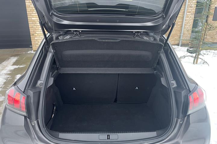 Grå Peugeot 208 fra 2021