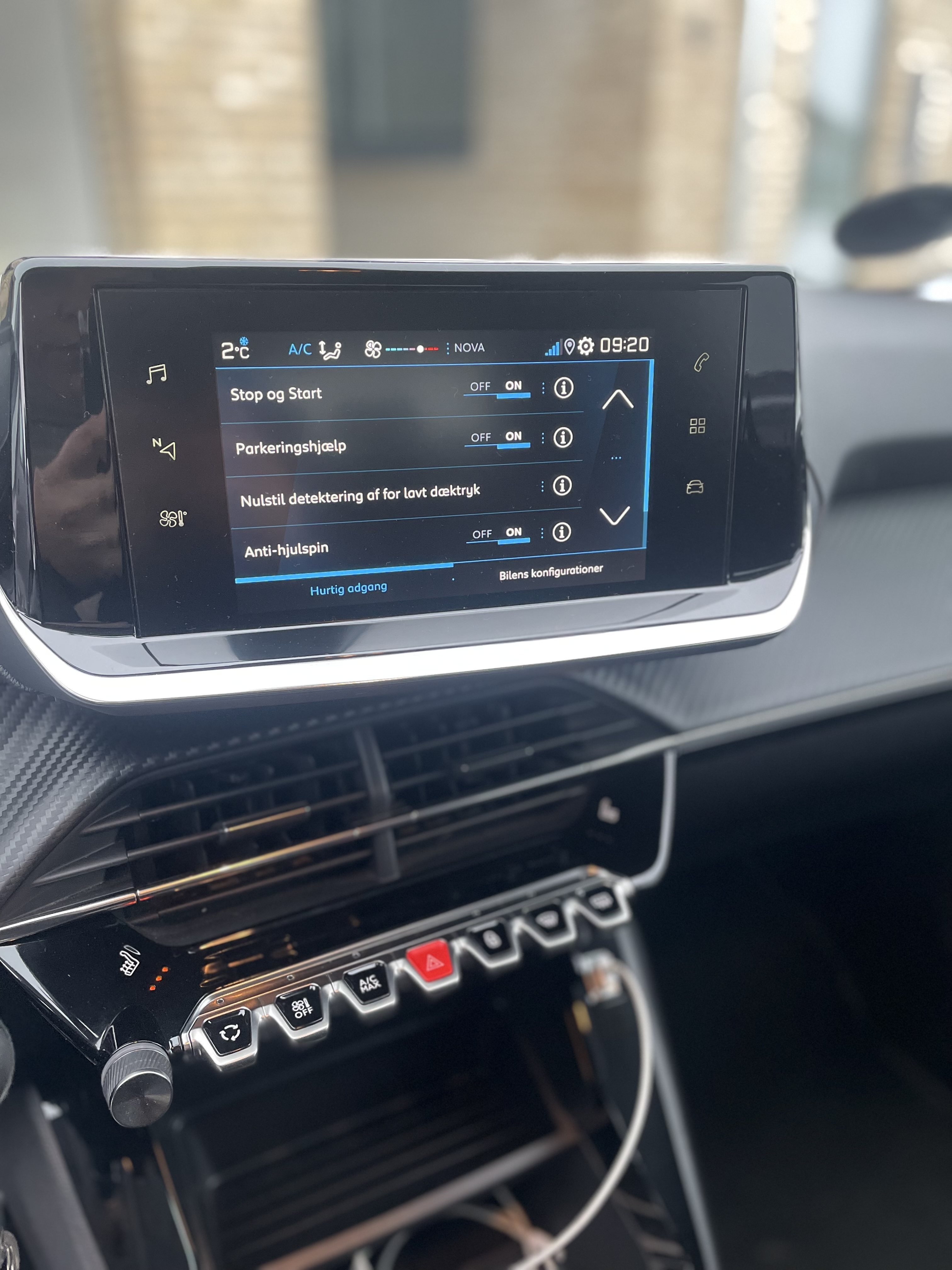 Grå Peugeot 208 fra 2021