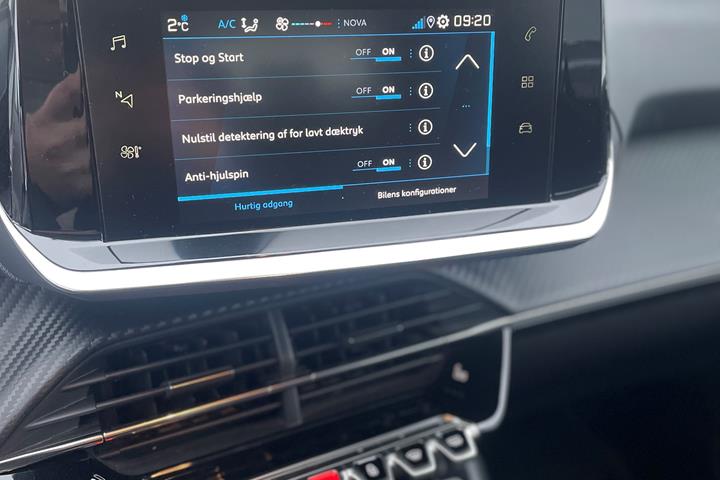 Grå Peugeot 208 fra 2021