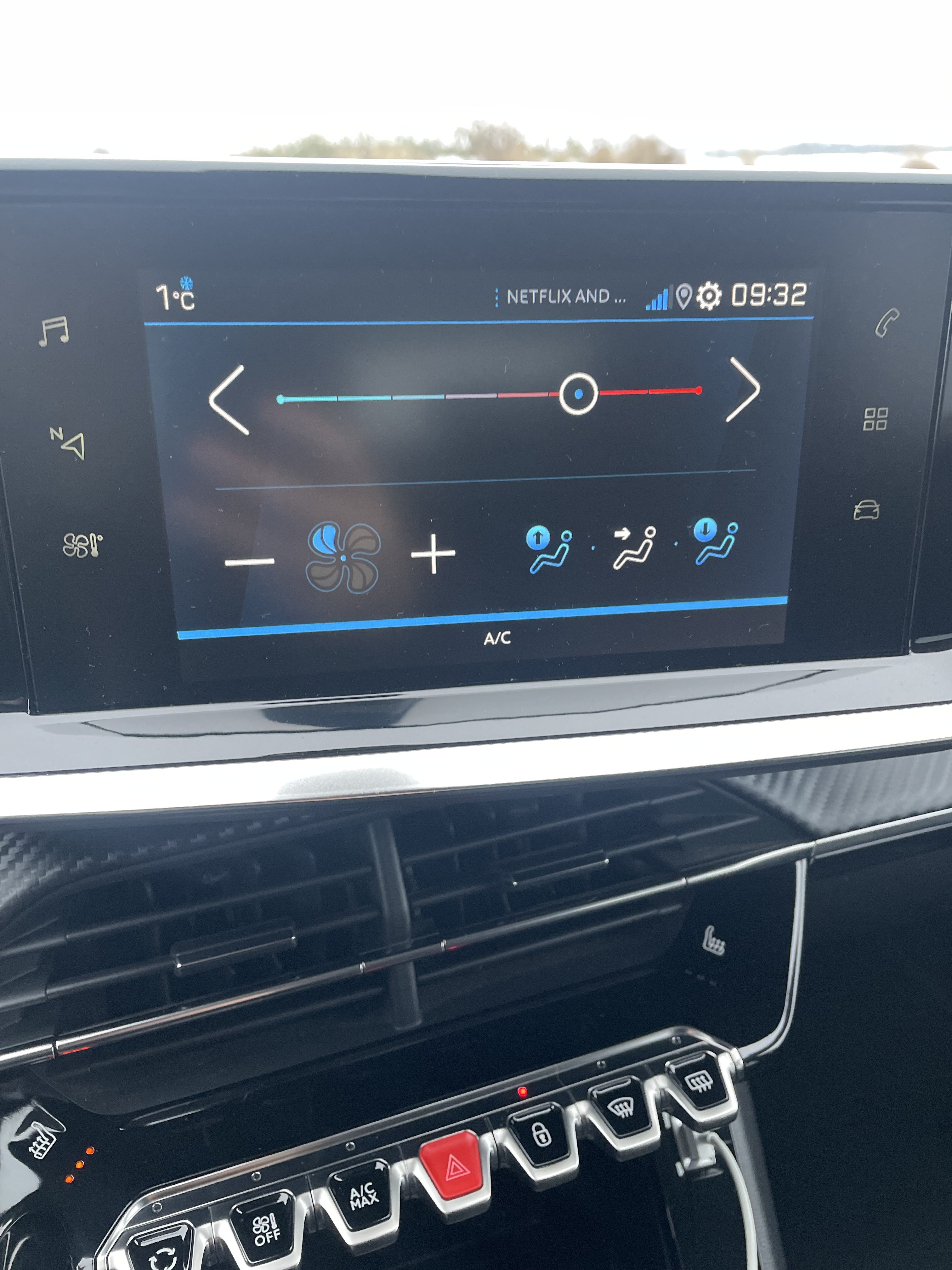 Grå Peugeot 208 fra 2021