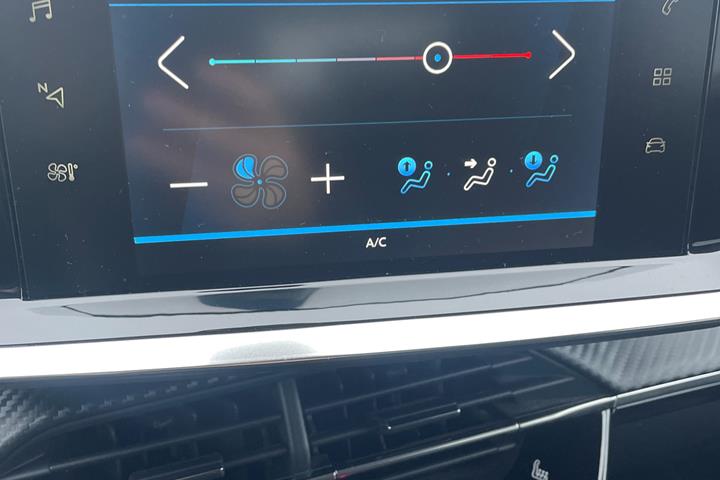 Grå Peugeot 208 fra 2021