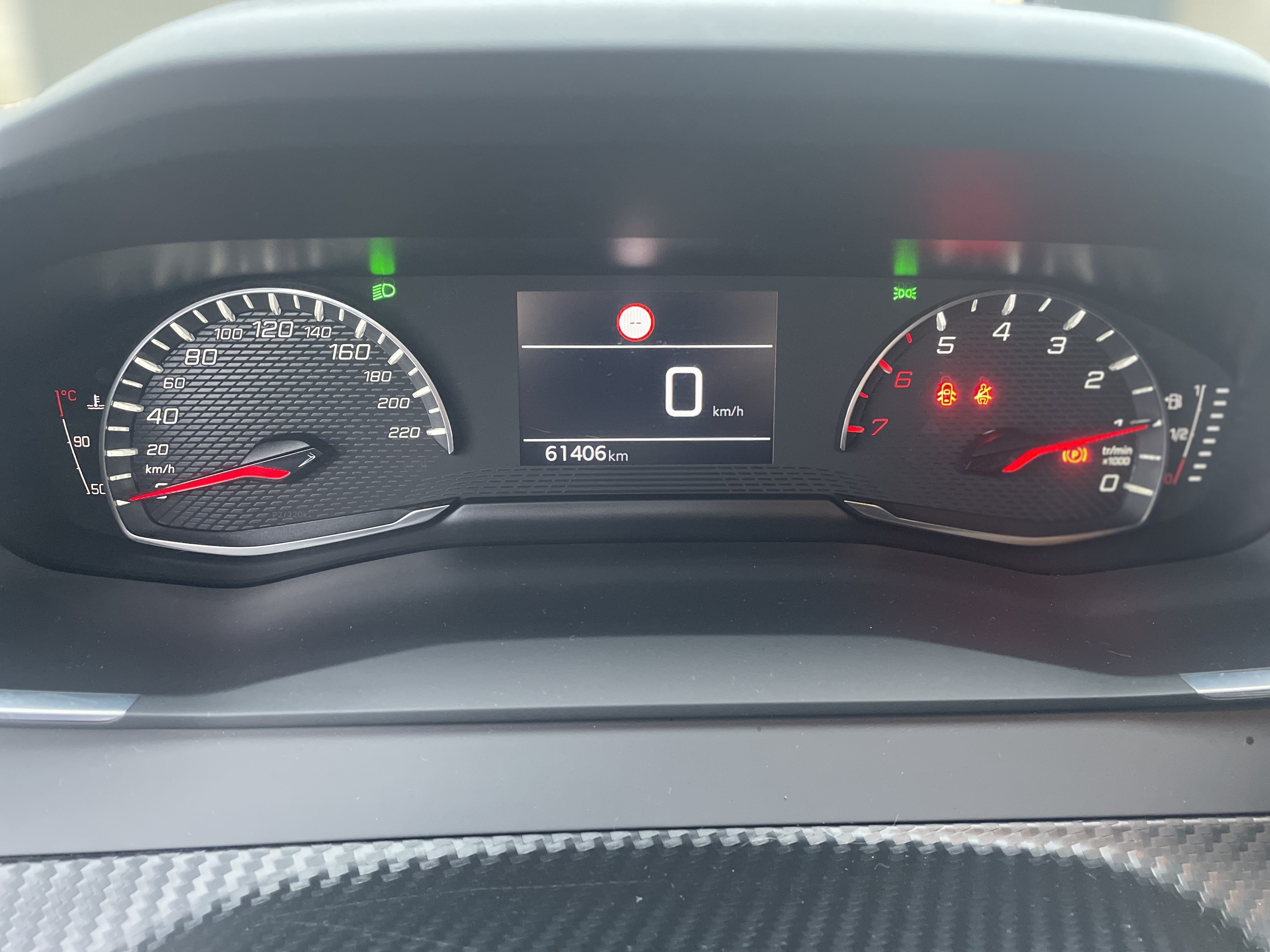 Grå Peugeot 208 fra 2021