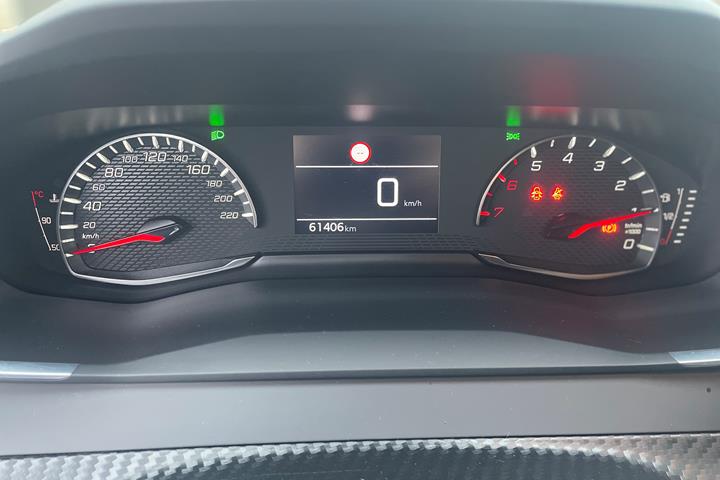 Grå Peugeot 208 fra 2021