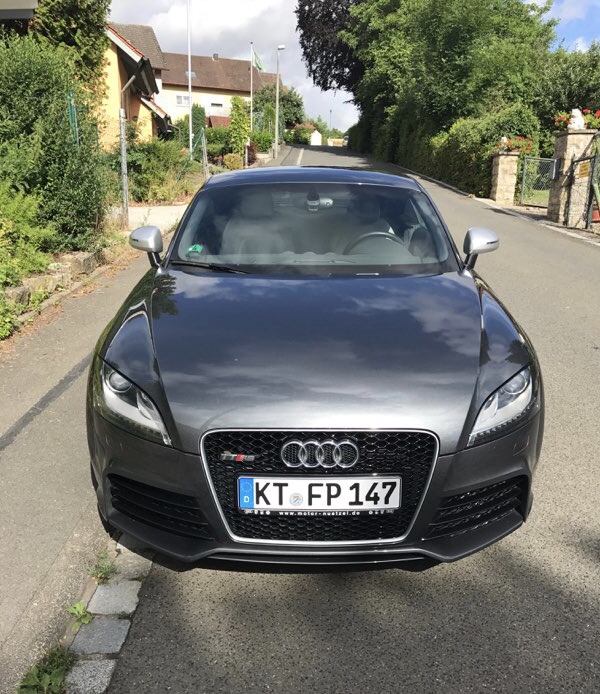 Grå Audi TT RS fra 2010