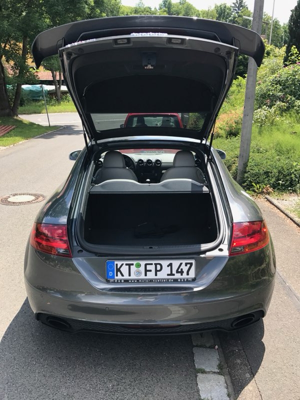 Grå Audi TT RS fra 2010