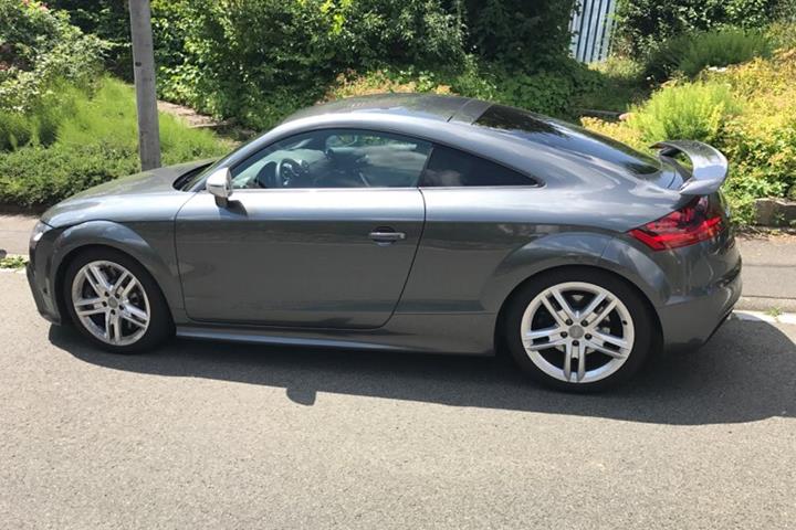 Grå Audi TT RS fra 2010