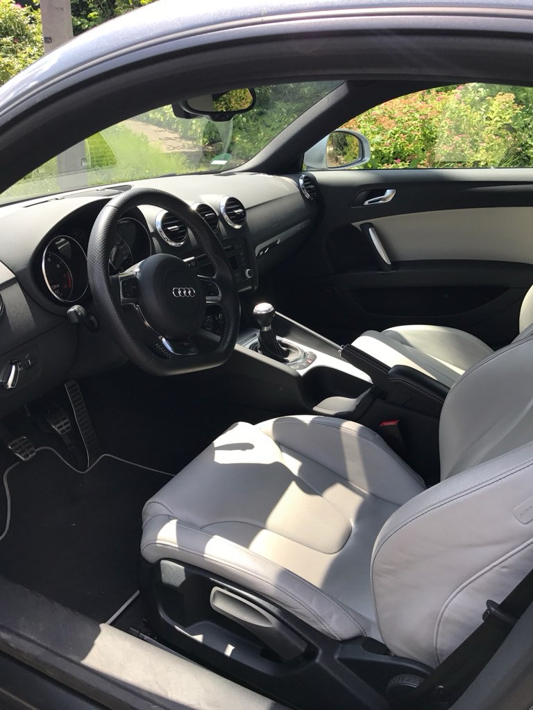 Grå Audi TT RS fra 2010