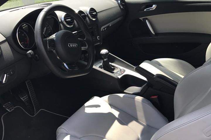 Grå Audi TT RS fra 2010
