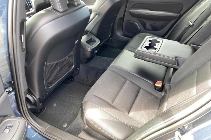 Blå Volvo V60 fra 2019