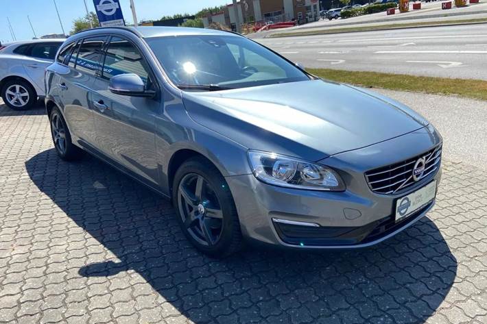 Grå Volvo V60 fra 2017