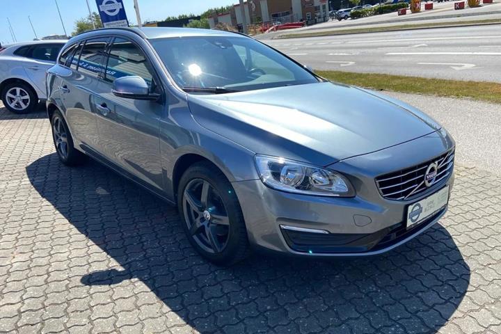 Grå Volvo V60 fra 2017 set udefra