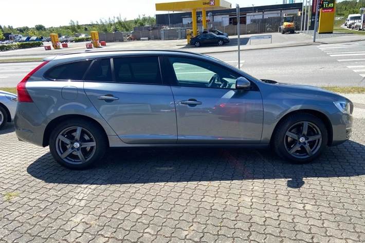 Grå Volvo V60 fra 2017