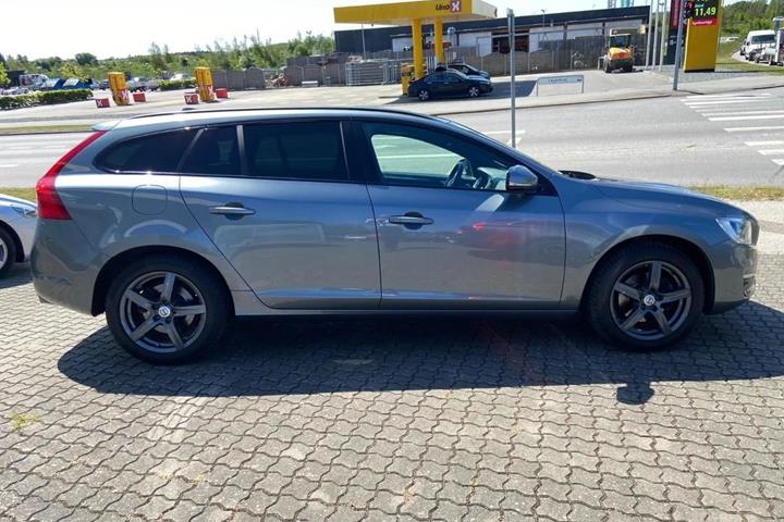 Grå Volvo V60 fra 2017