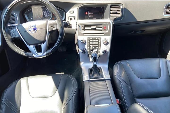 Grå Volvo V60 fra 2017