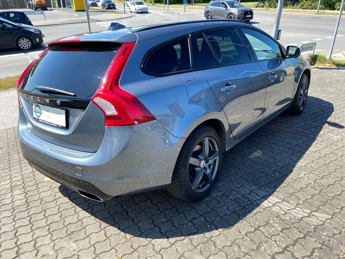 Grå Volvo V60 fra 2017