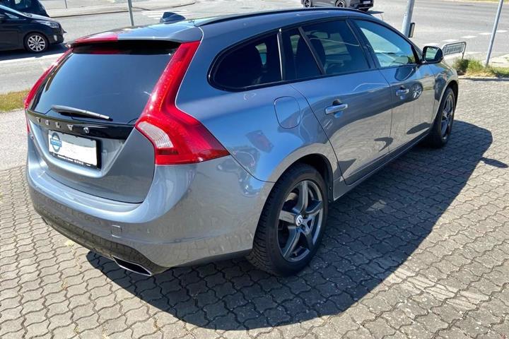 Grå Volvo V60 fra 2017
