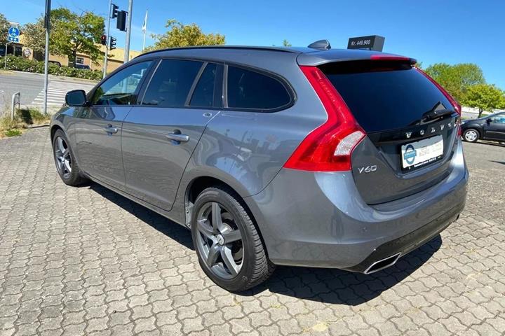 Grå Volvo V60 fra 2017