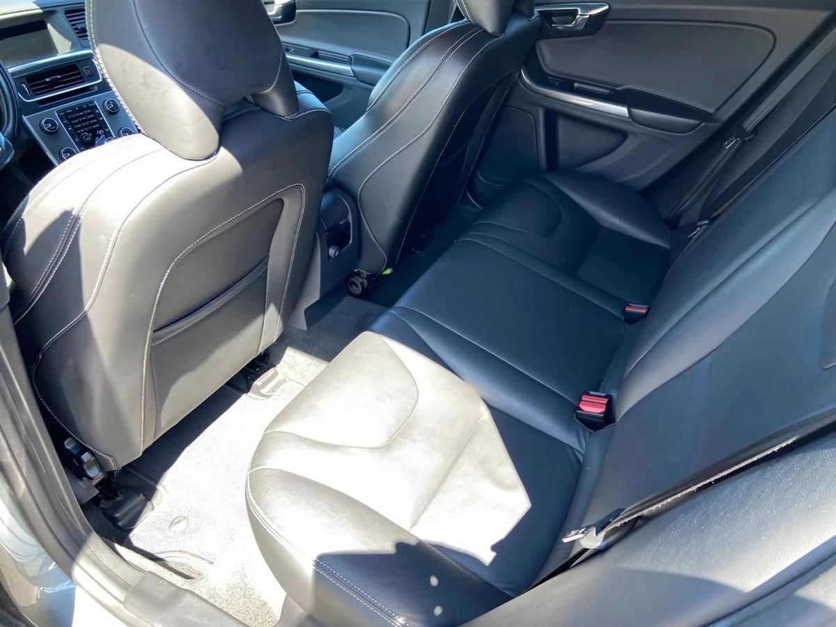Grå Volvo V60 fra 2017