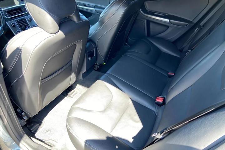 Grå Volvo V60 fra 2017