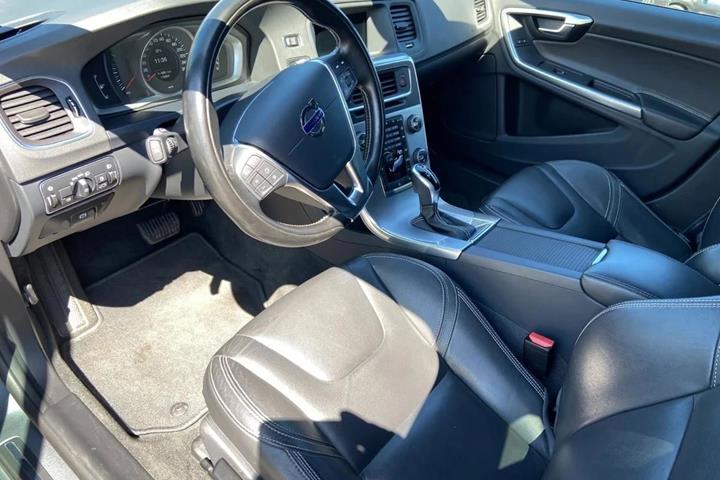 Grå Volvo V60 fra 2017