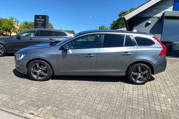 Grå Volvo V60 fra 2017
