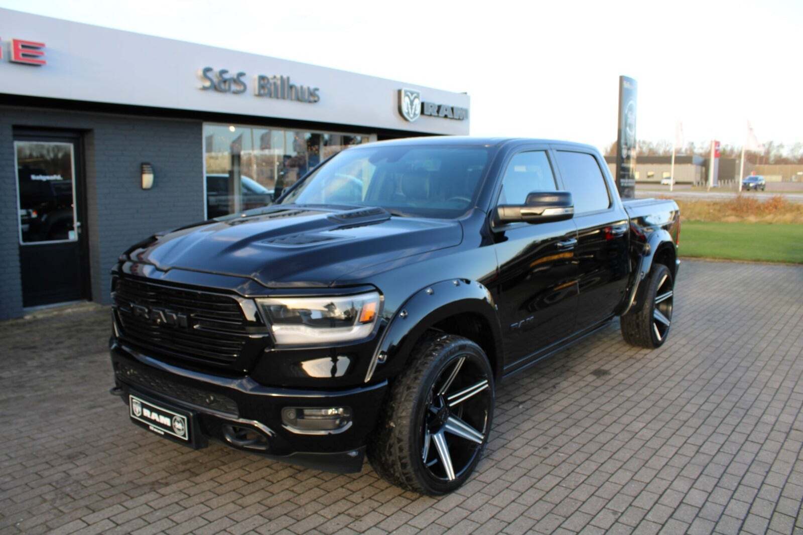 Grøn Dodge RAM 1500 fra 2019