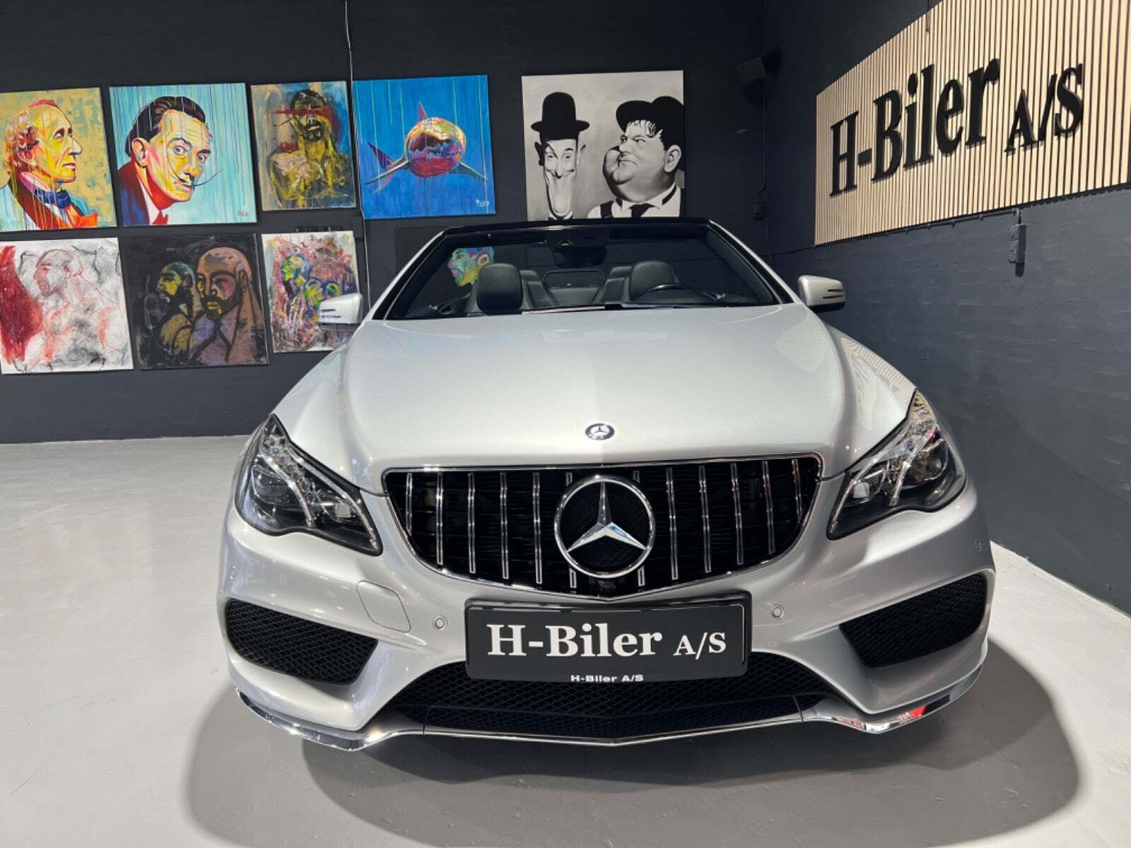 Sølv Mercedes E400 fra 2015 set udefra