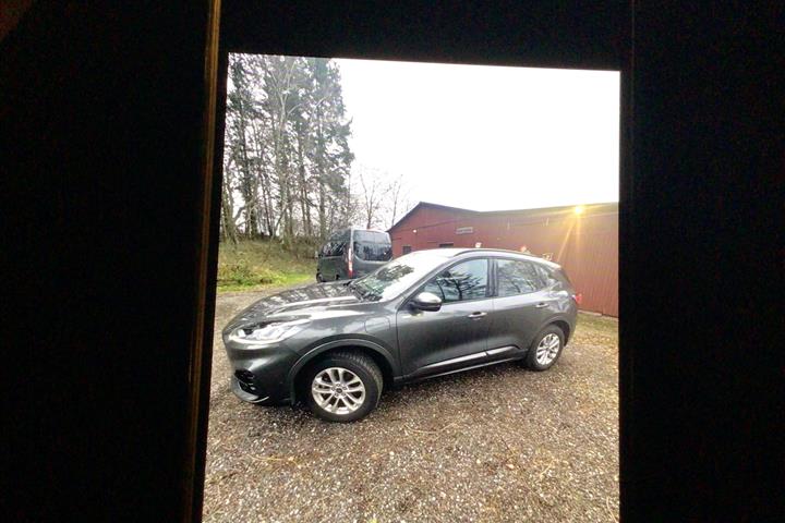 Grå Ford Kuga fra 2021