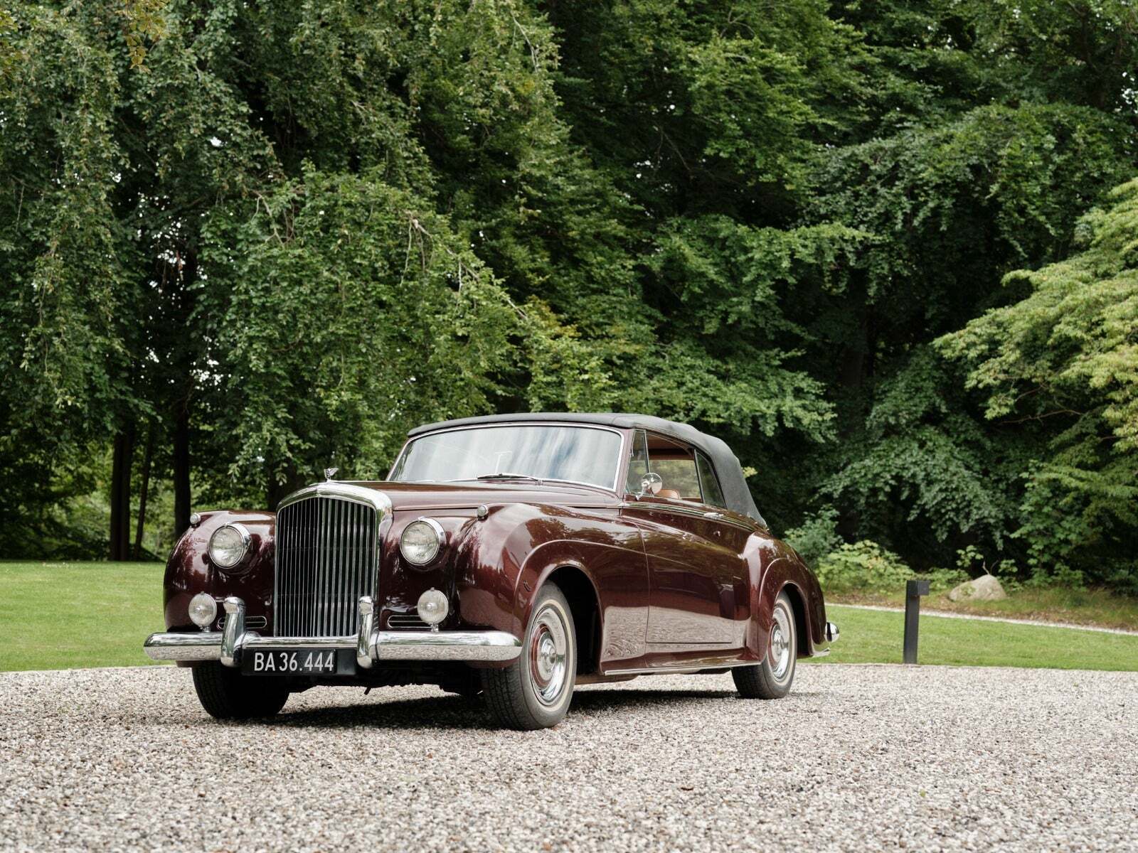 Rød Bentley S1 fra 1957